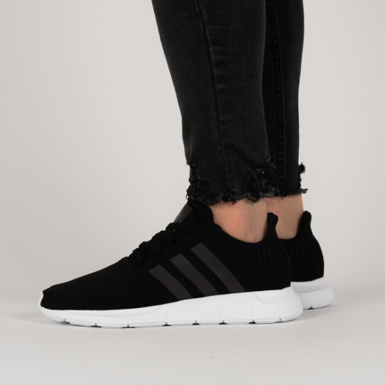 נעלי סניקרס אדידס לנשים Adidas Originals Swift Run - שחור/לבן