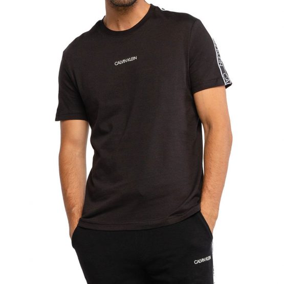 חולצת T קלווין קליין לגברים Calvin Klein Essential Logo Tape - שחור