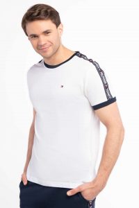 חולצת T טומי הילפיגר לגברים Tommy Hilfiger LOGO TAPE - לבן