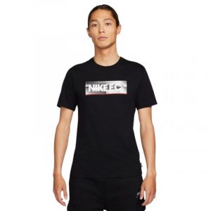 חולצת T נייק לגברים Nike  NK Fc Tee Seasonal Block  - שחור