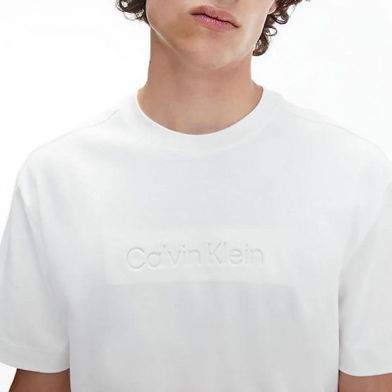 חולצת טי שירט קלווין קליין לגברים Calvin Klein Comfort Debossed Logo - לבן