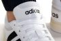 נעלי סניקרס אדידס לגברים Adidas Hoops 3.0 - שחור/לבן פסים