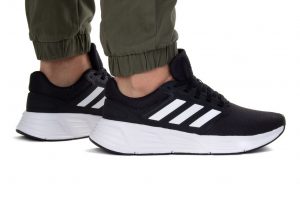 נעלי סניקרס אדידס לגברים Adidas GALAXY 6 - שחור/לבן
