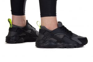 נעלי סניקרס נייק לנשים Nike Huarache Run Gs - שחור מלא