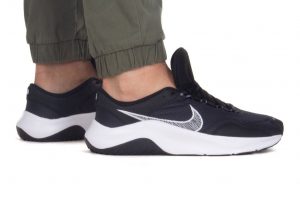 נעלי ריצה נייק לגברים Nike Legend Essential - שחור/לבן