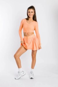 טופ וחולצת קרופ אלו יוגה לנשים Alo Yoga Ribbed Cinch Cropped Ls Cantaloupe - כתום