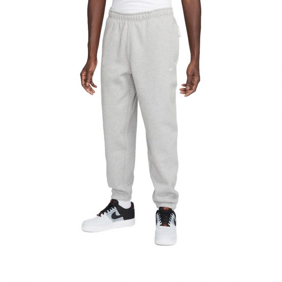 מכנסיים ארוכים נייק לגברים Nike Solo Swoosh Fleece – אפור מכנסיים ארוכים נייק לגברים Nike Solo Swoosh Fleece - אפור